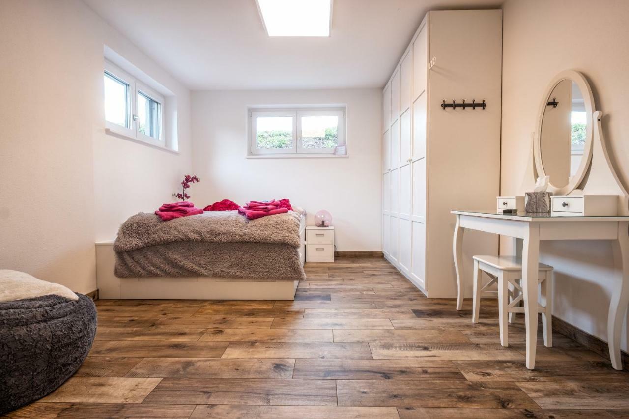 Moderne Souterrain-Wohnung Anif Eksteriør billede
